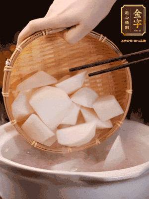 大火煮開(kāi)后，轉(zhuǎn)中小火燉40分鐘，挑出蔥結(jié)，再下蘿卜燉20分鐘