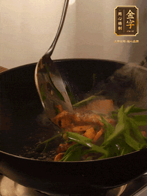 黃豆醬、鹽、糖調(diào)味，淋一圈花雕酒，蒜白先下，蒜葉后下