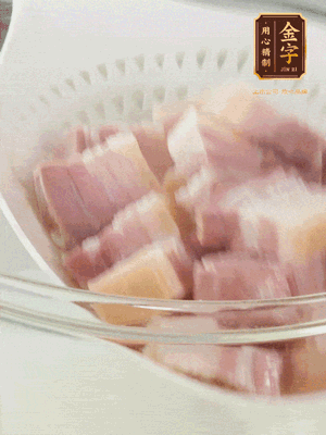 金字淡咸肉、排骨分別加料酒、蔥、姜冷水下鍋焯水，水開撇去浮沫撈出。