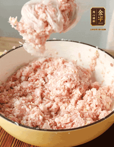 肉丁、咸肉丁、一丟丟鹽、料酒拌勻，反復(fù)摔打上勁。接著加入1兩蔥姜水，反復(fù)拌勻摔打上勁。前后共加3遍。3遍后筍丁，接著反復(fù)摔打上勁。最后加入1個蛋清、3茶匙生粉拌勻摔打上勁