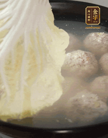 等獅子頭浮起來時再加白菜蓋。小火慢燉2小時
