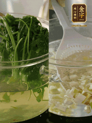 春筍切丁焯水；薺菜加鹽焯水，過(guò)涼水后切成細(xì)末