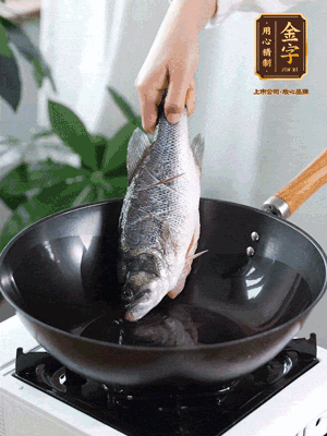 熱油，加1大勺豬油、姜片，再下鱸魚，煎至定型后翻面。（加點豬油，燉出的魚湯更容易變?yōu)榍逅哪贪咨?。?>
					</div>
					<span>步驟 3/6</span>
					<p>熱油，加1大勺豬油、姜片，再下鱸魚，煎至定型后翻面。（加點豬油，燉出的魚湯更容易變?yōu)榍逅哪贪咨?。?/p>
				</li><li>
					<div   id=
