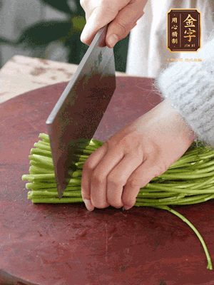 正嫩的藜蒿，掐頭去除根部，切小段