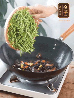 熱油煸香蒜末、姜粒、小米辣，再下臘肉煸炒出香味