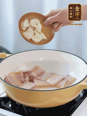 熱油下咸肉煸出香味，加蒜片、毛豆翻炒均勻