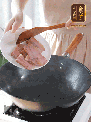 豬油熱鍋，下咸肉煸香，再下蔥姜提鮮