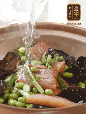 轉(zhuǎn)入砂鍋，加入開水、百葉結(jié)燉煮10分鐘