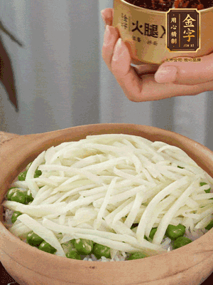到水微干，放上豌豆、茭白絲。
