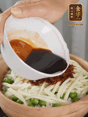 繼續(xù)小火燜3分鐘，淋上XO醬攪拌均勻。
