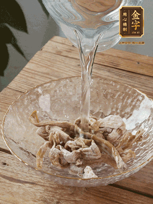 筍干提前泡發(fā)1晚切段，冬瓜去皮切塊。