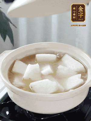 最后下冬瓜繼續(xù)燉煮10分鐘，撒上蔥花點(diǎn)綴。