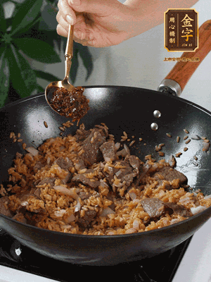 下拌好的米飯炒散，加一大勺XO醬