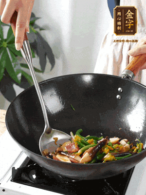 煸香蒜末，下香腸翻炒均勻，再依次下雞縱菌、黃瓜花