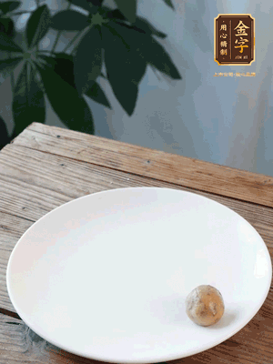 做水油皮、油酥 將油皮材料放入料盆中，加100ml水?dāng)嚢璩裳┗ㄆ瑺?。在案板上反?fù)揉搓成有一定筋度的光潔面團(tuán)，搓成14個(gè)團(tuán)子。
