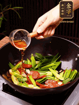 下蒜苗炒軟，沿鍋邊烹入一勺料酒，加醬油、蠔油、白糖調(diào)味炒勻