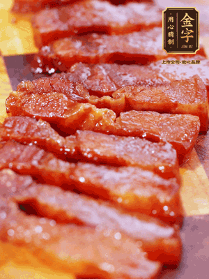 金字醬油肉煮熟，切片