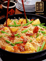 加水，沒過大部分食材。把瀝干水分的米飯均勻地鋪在上面，筷子戳幾個(gè)洞