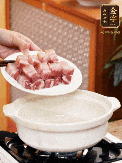 鍋內(nèi)倒油，下咸肉微微煸炒，再放排骨炒一下