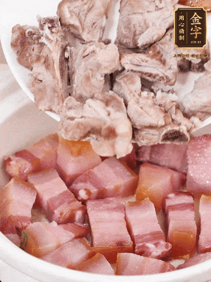 倒入開水燉煮，大火燒開后轉(zhuǎn)小火