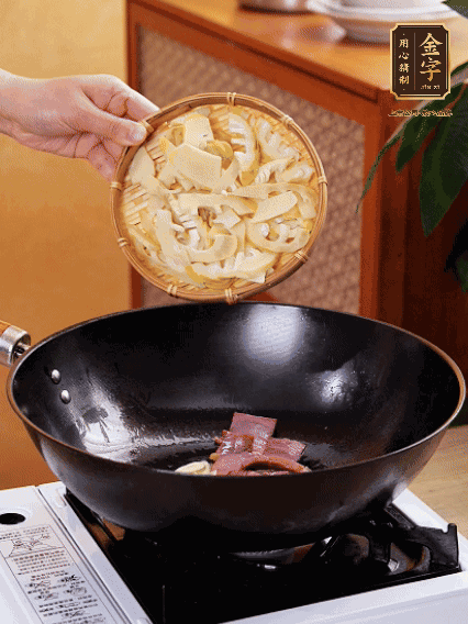 油熱，下蒜末、火腿煸炒出香味，再下筍片微微翻炒