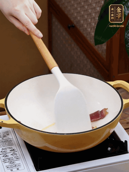 油熱，姜絲、火腿微微煸出香味