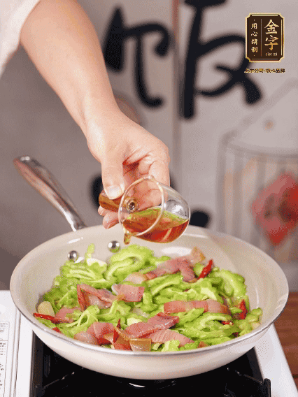 淋一圈料酒，少許糖調(diào)味
